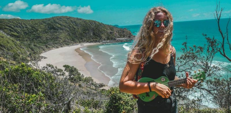 girl and guitar byron bay